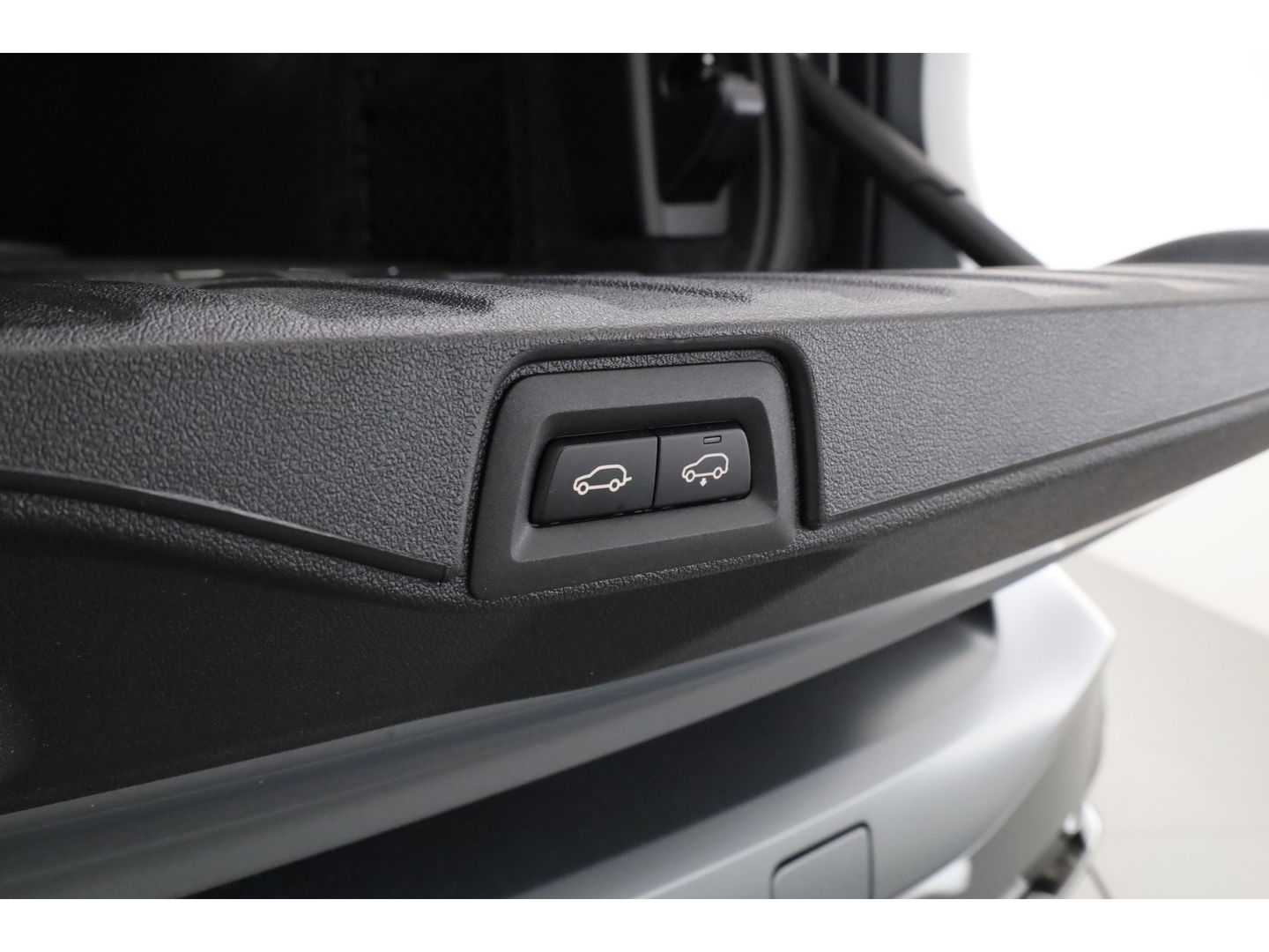 BMW X5 xDrive50e M Sport Frozen pure Grey | Skylounge | Soft Close | Achterasbesturing | 360cam | B&W Aduio | 22'' | Stoelvent. | Carbon | Luchtvering