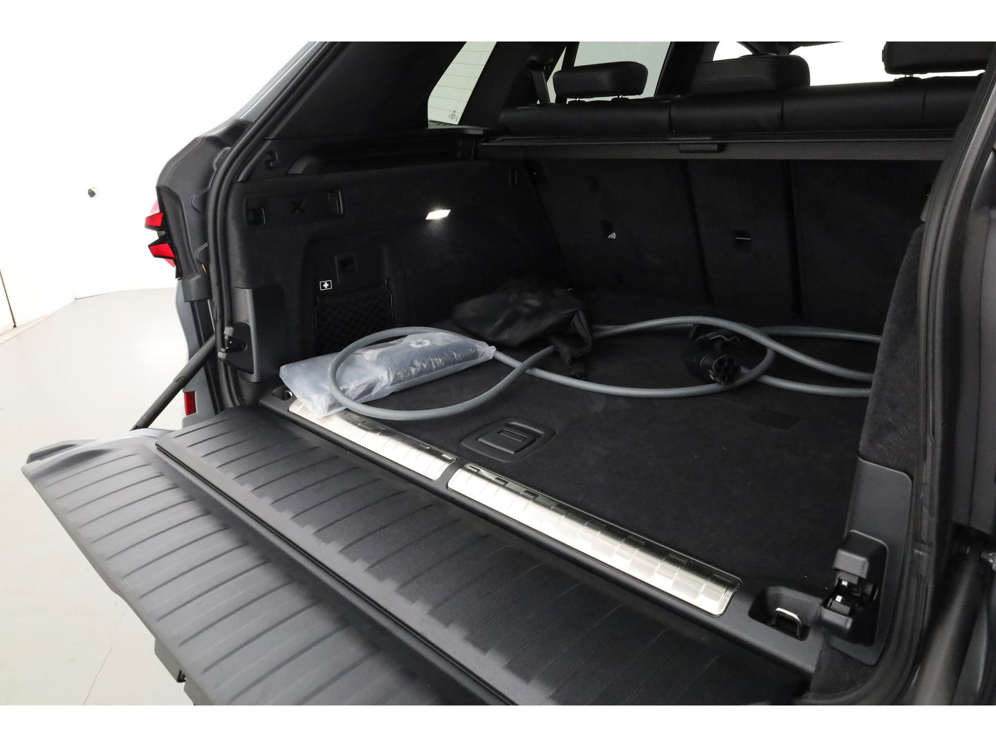 BMW X5 xDrive50e M Sport Frozen pure Grey | Skylounge | Soft Close | Achterasbesturing | 360cam | B&W Aduio | 22'' | Stoelvent. | Carbon | Luchtvering