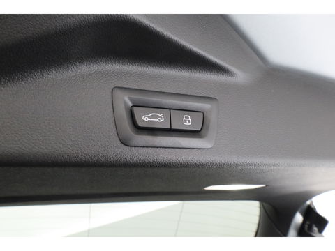 BMW X5 xDrive50e M Sport Frozen pure Grey | Skylounge | Soft Close | Achterasbesturing | 360cam | B&W Aduio | 22'' | Stoelvent. | Carbon | Luchtvering