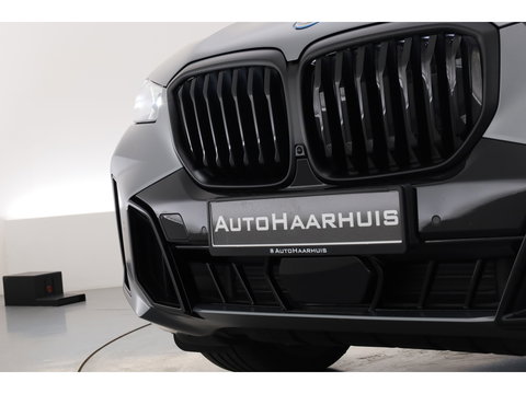BMW X5 xDrive50e M Sport Frozen pure Grey | Skylounge | Soft Close | Achterasbesturing | 360cam | B&W Aduio | 22'' | Stoelvent. | Carbon | Luchtvering