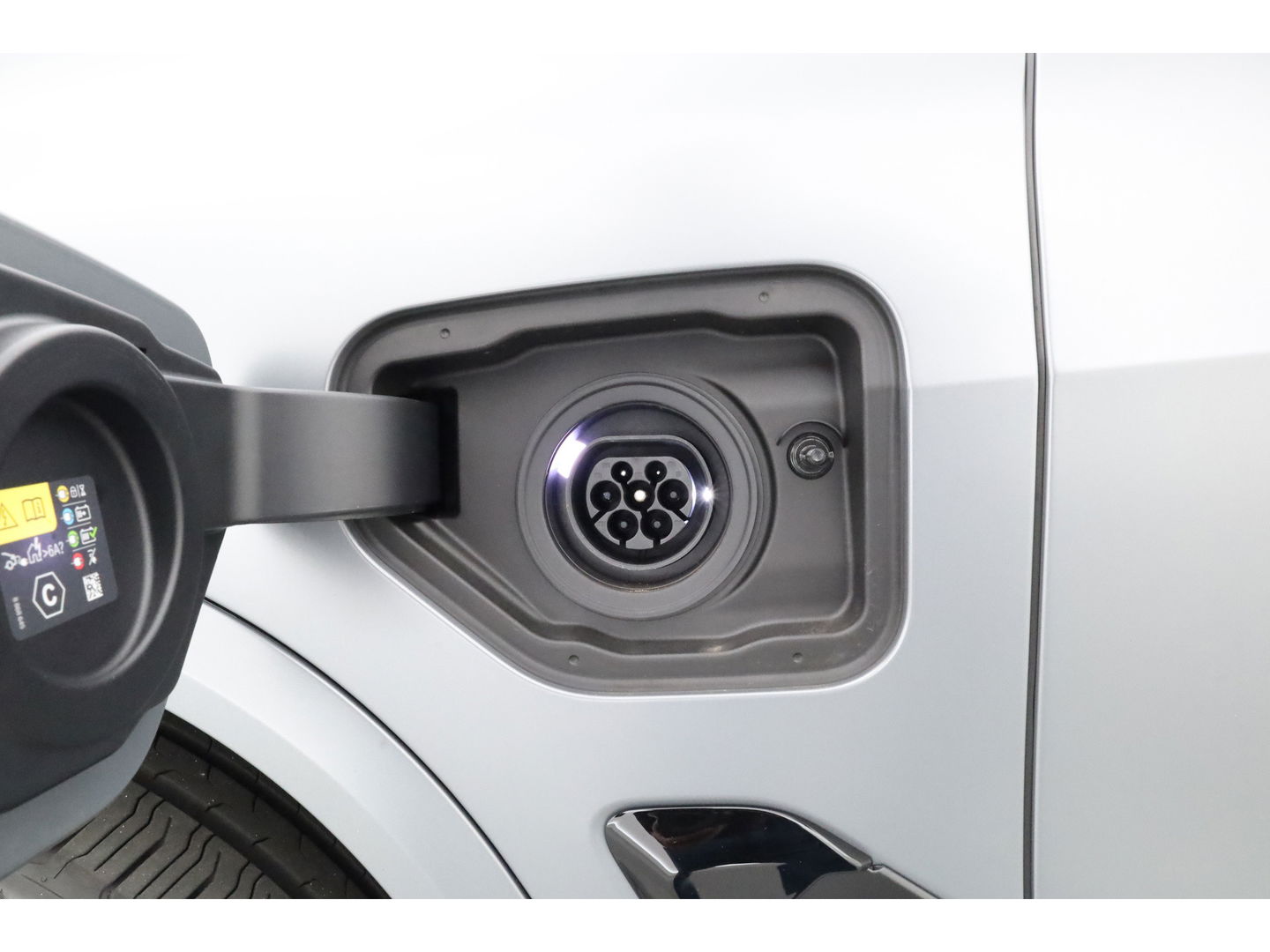 BMW X5 xDrive50e M Sport Frozen pure Grey | Skylounge | Soft Close | Achterasbesturing | 360cam | B&W Aduio | 22'' | Stoelvent. | Carbon | Luchtvering