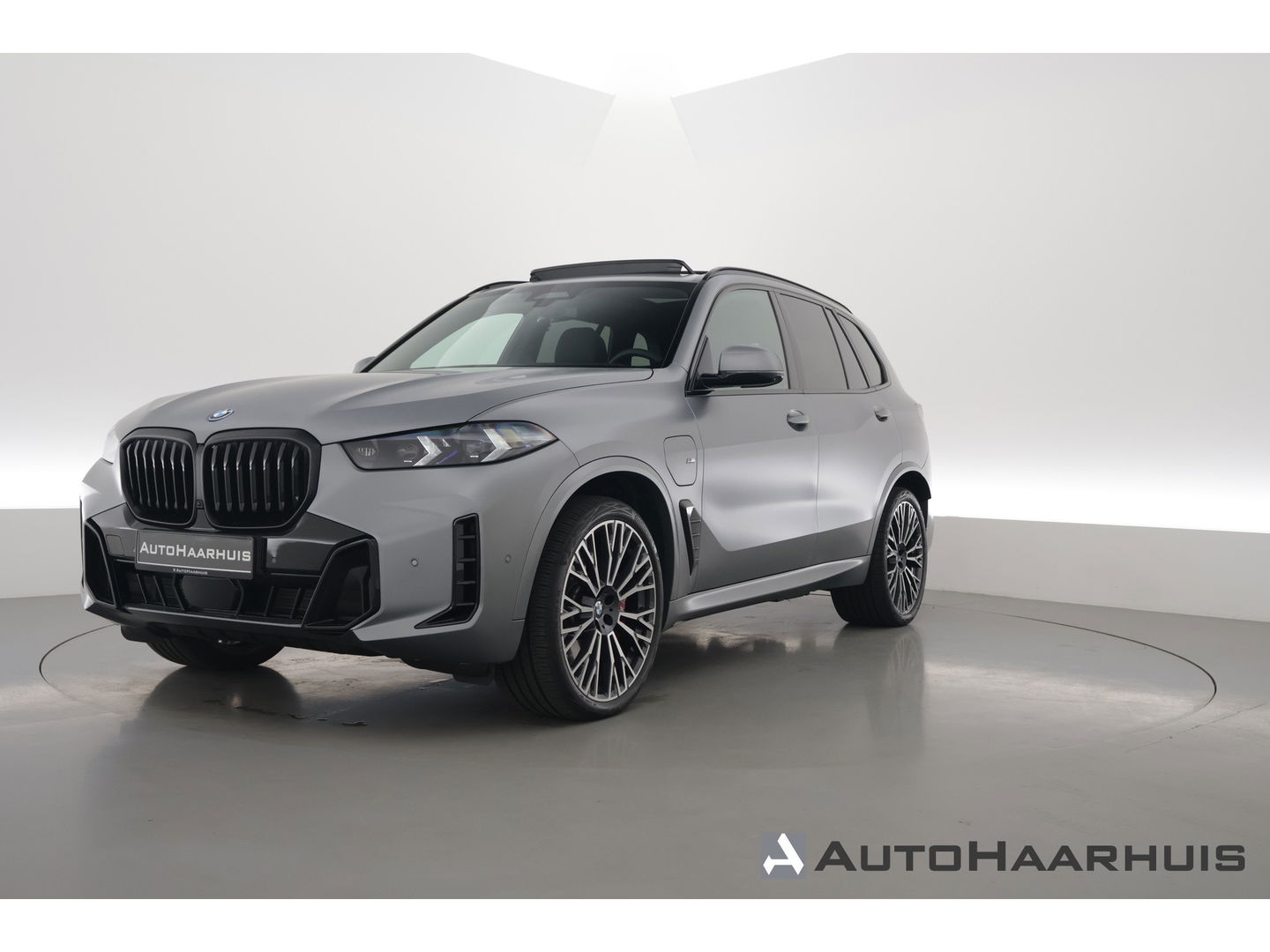 BMW X5 xDrive50e M Sport Frozen pure Grey | Skylounge | Soft Close | Achterasbesturing | 360cam | B&W Aduio | 22'' | Stoelvent. | Carbon | Luchtvering