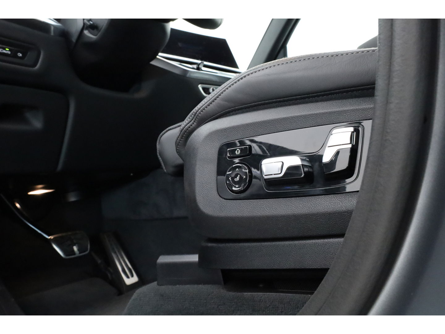 BMW X5 xDrive50e M Sport Frozen pure Grey | Skylounge | Soft Close | Achterasbesturing | 360cam | B&W Aduio | 22'' | Stoelvent. | Carbon | Luchtvering