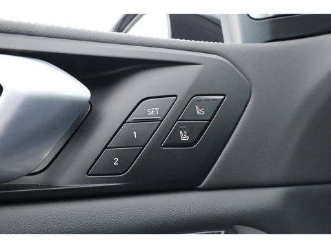 BMW X5 xDrive50e M Sport Frozen pure Grey | Skylounge | Soft Close | Achterasbesturing | 360cam | B&W Aduio | 22'' | Stoelvent. | Carbon | Luchtvering