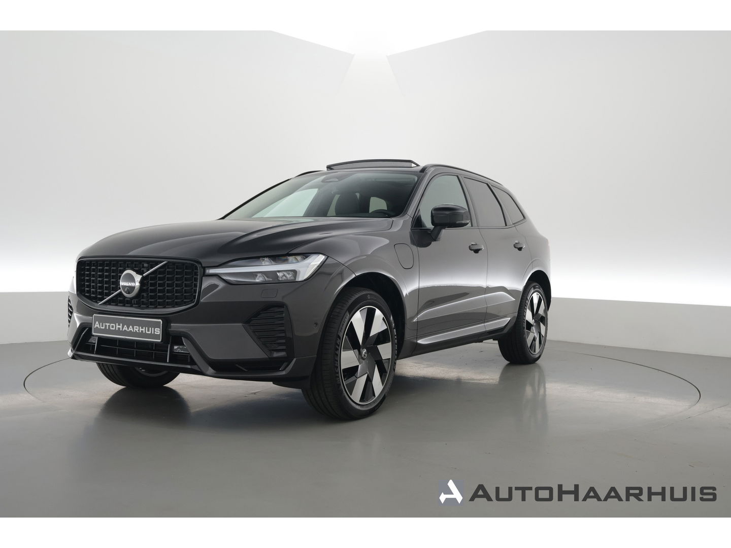 Volvo XC60 2.0 T6 Plug-in hybrid AWD Plus Dark | Pano | Pilot Assist | Head-up | 360cam | Keyless | Harman Kardon | Stoel- Stuurverw. |