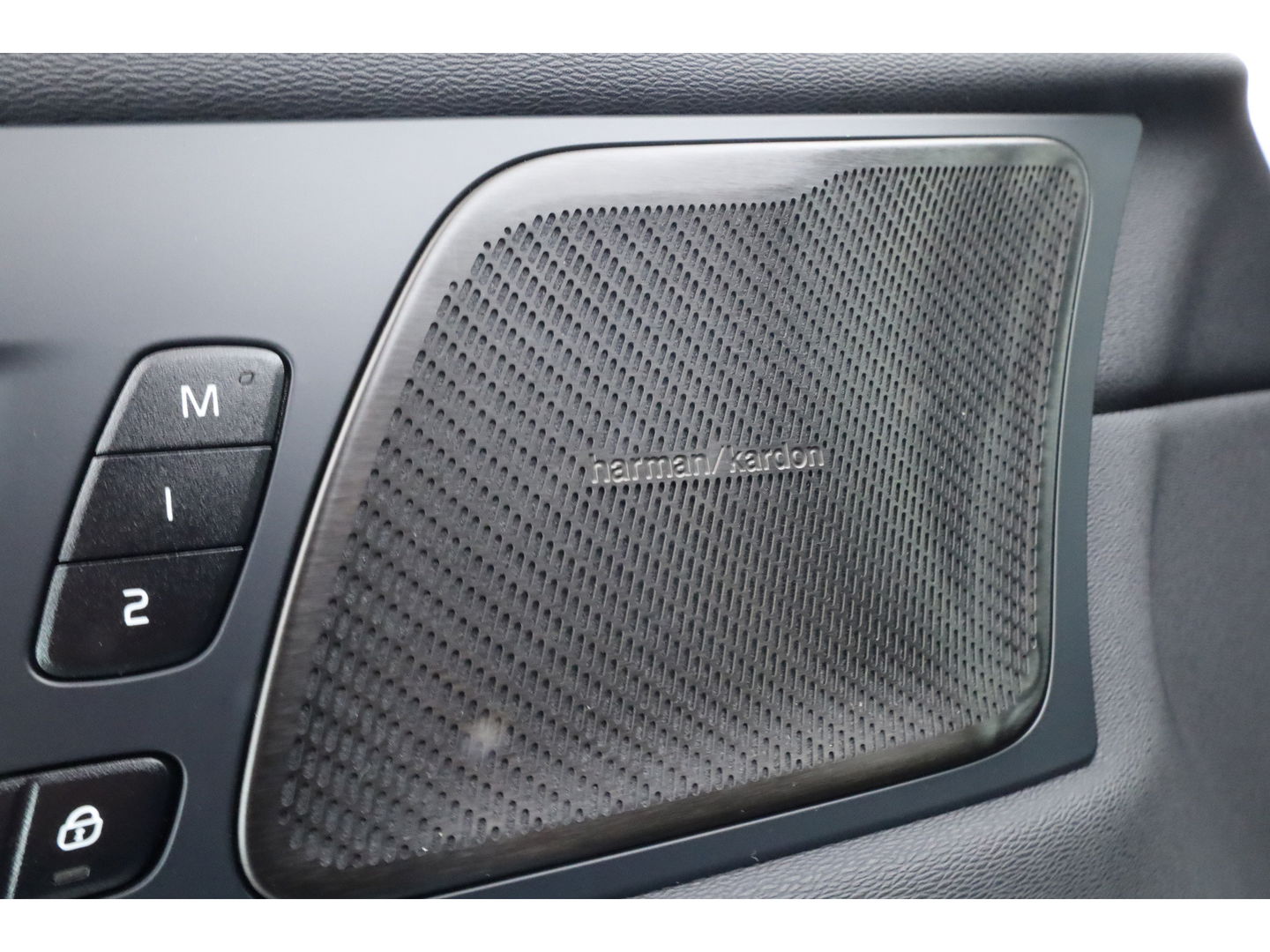 Volvo XC60 2.0 T6 Plug-in hybrid AWD Plus Dark | Pano | Pilot Assist | Head-up | 360cam | Keyless | Harman Kardon | Stoel- Stuurverw. |