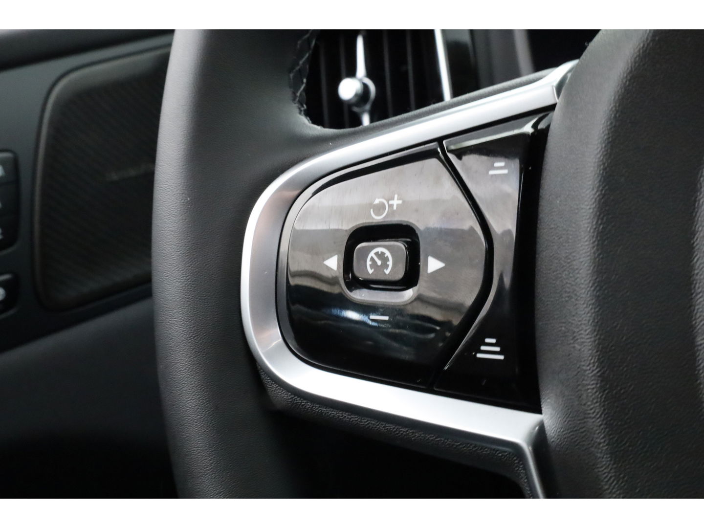 Volvo XC60 2.0 T6 Plug-in hybrid AWD Plus Dark | Pano | Pilot Assist | Head-up | 360cam | Keyless | Harman Kardon | Stoel- Stuurverw. |