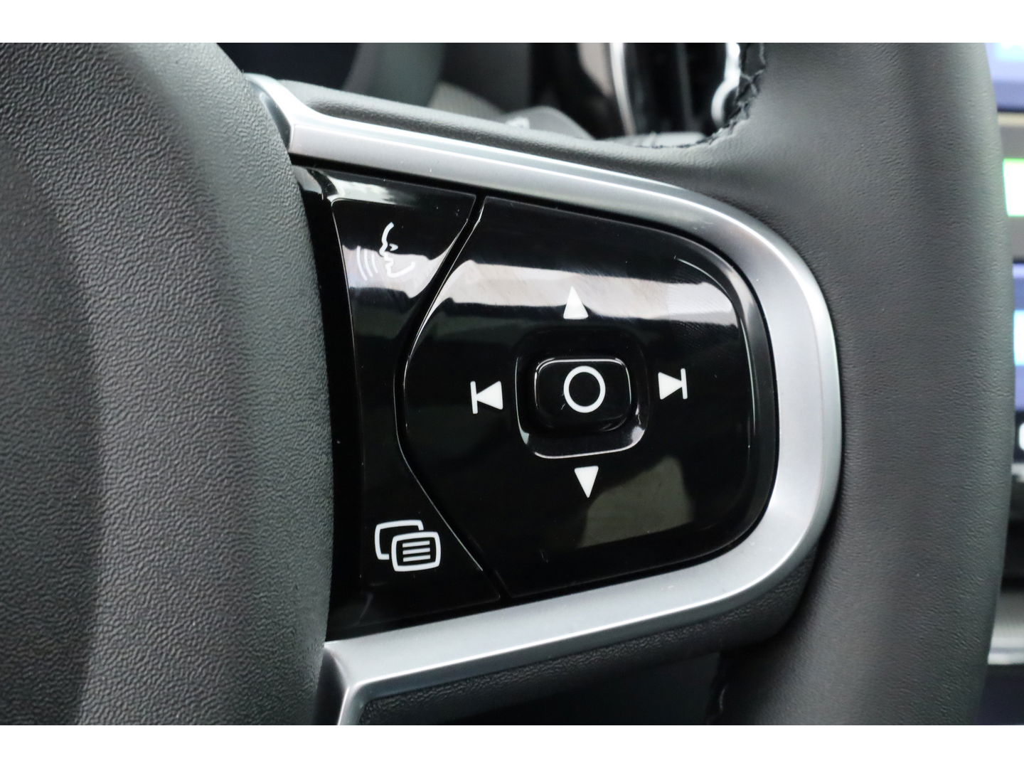 Volvo XC60 2.0 T6 Plug-in hybrid AWD Plus Dark | Pano | Pilot Assist | Head-up | 360cam | Keyless | Harman Kardon | Stoel- Stuurverw. |