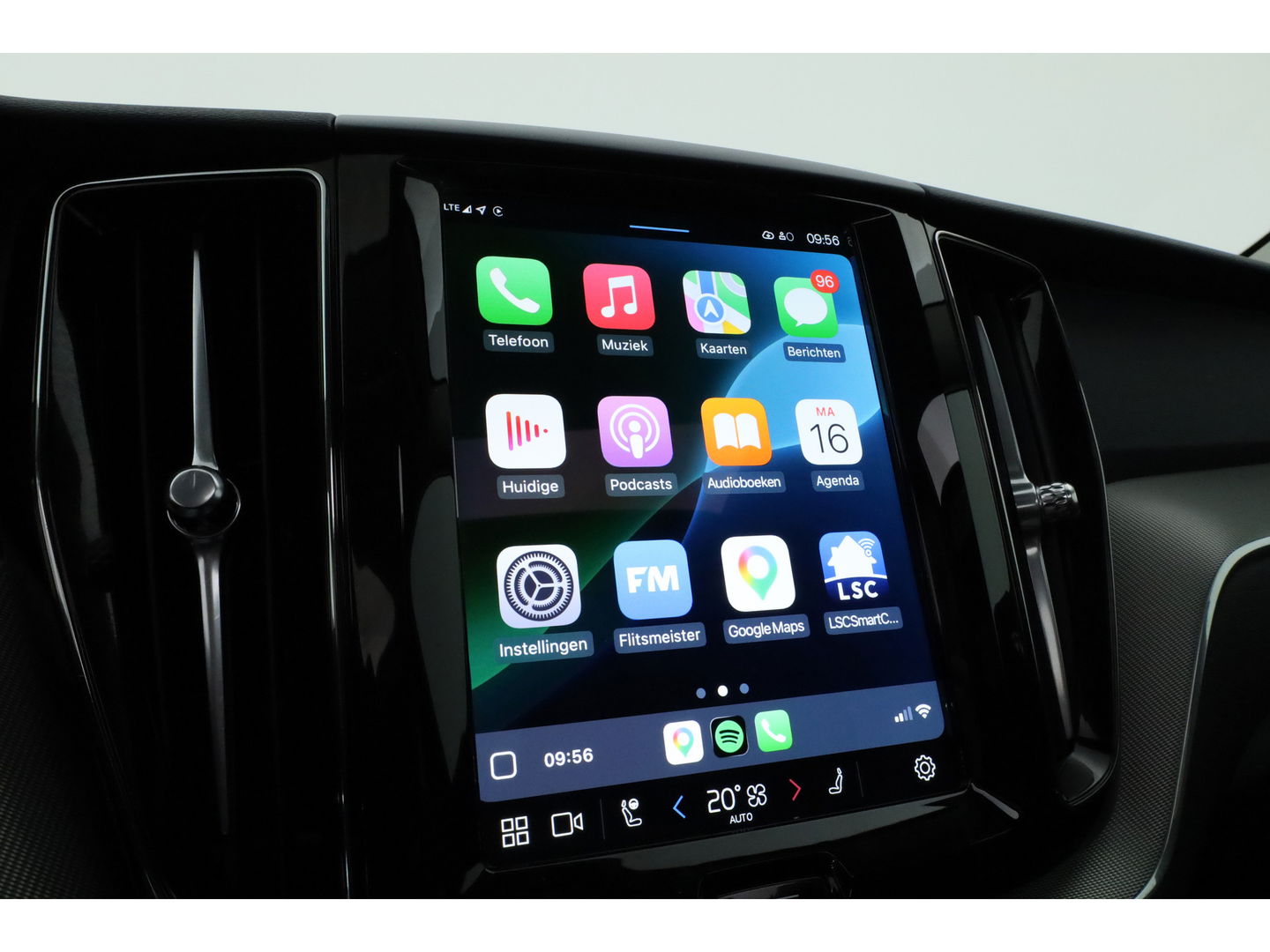 Volvo XC60 2.0 T6 Plug-in hybrid AWD Plus Dark | Pano | Pilot Assist | Head-up | 360cam | Keyless | Harman Kardon | Stoel- Stuurverw. |