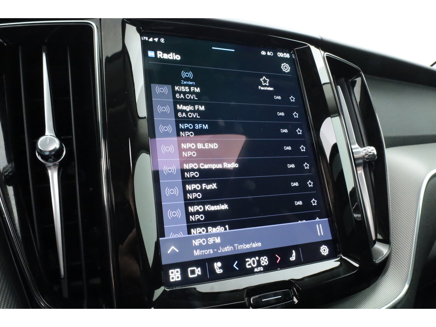 Volvo XC60 2.0 T6 Plug-in hybrid AWD Plus Dark | Pano | Pilot Assist | Head-up | 360cam | Keyless | Harman Kardon | Stoel- Stuurverw. |