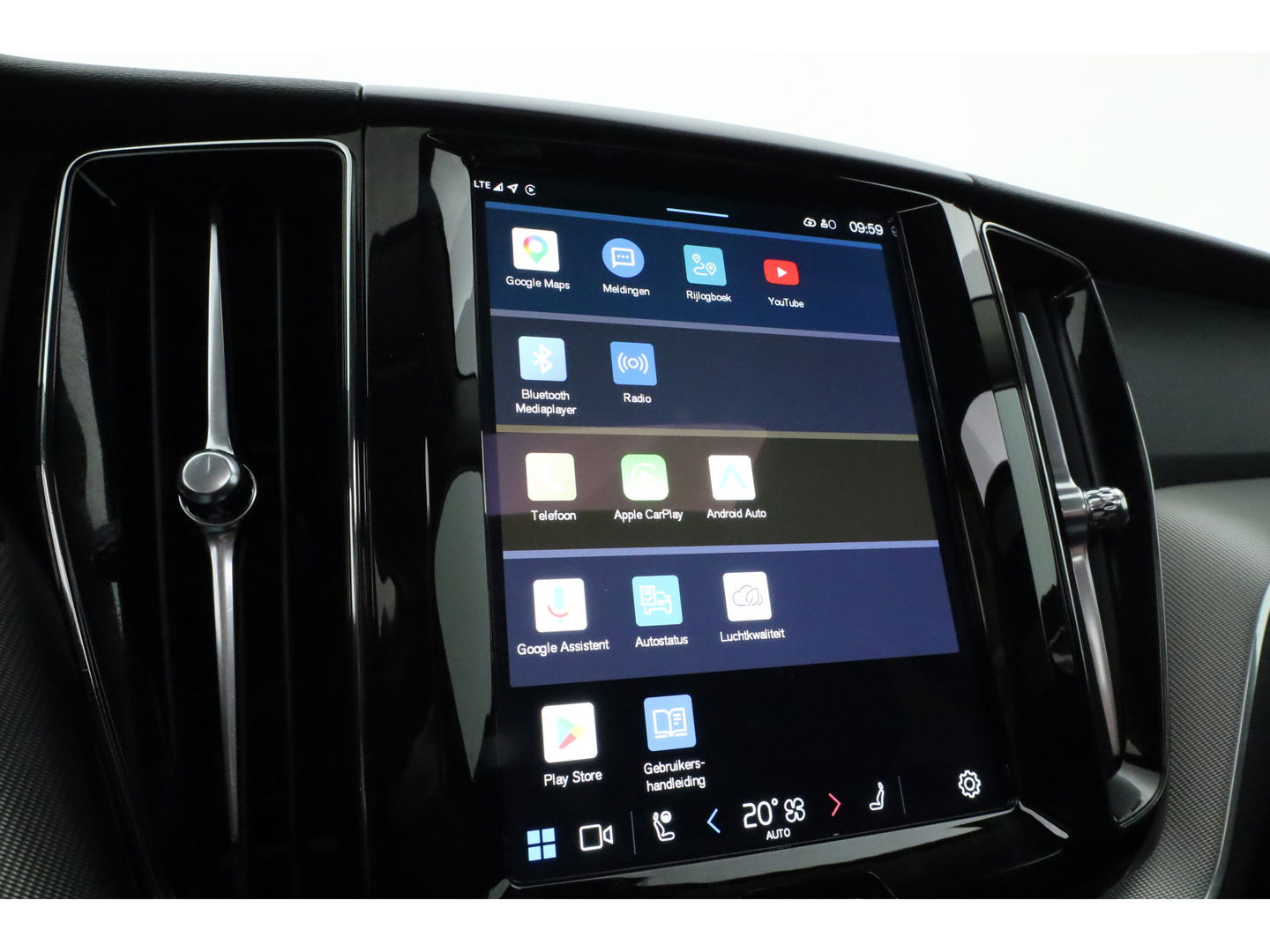 Volvo XC60 2.0 T6 Plug-in hybrid AWD Plus Dark | Pano | Pilot Assist | Head-up | 360cam | Keyless | Harman Kardon | Stoel- Stuurverw. |