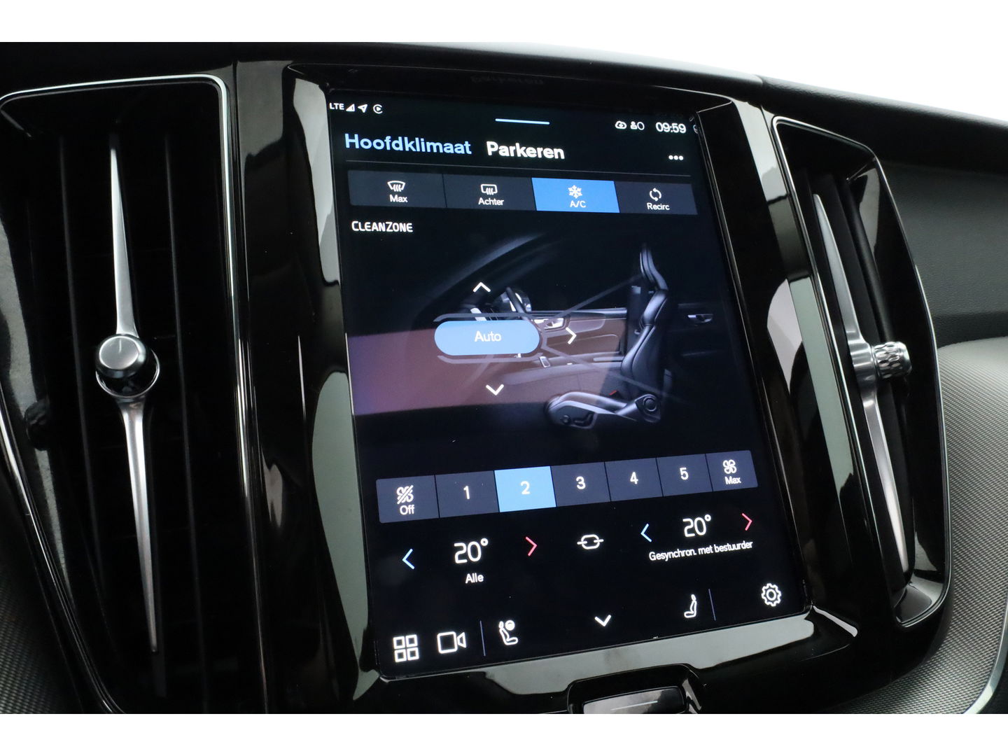 Volvo XC60 2.0 T6 Plug-in hybrid AWD Plus Dark | Pano | Pilot Assist | Head-up | 360cam | Keyless | Harman Kardon | Stoel- Stuurverw. |