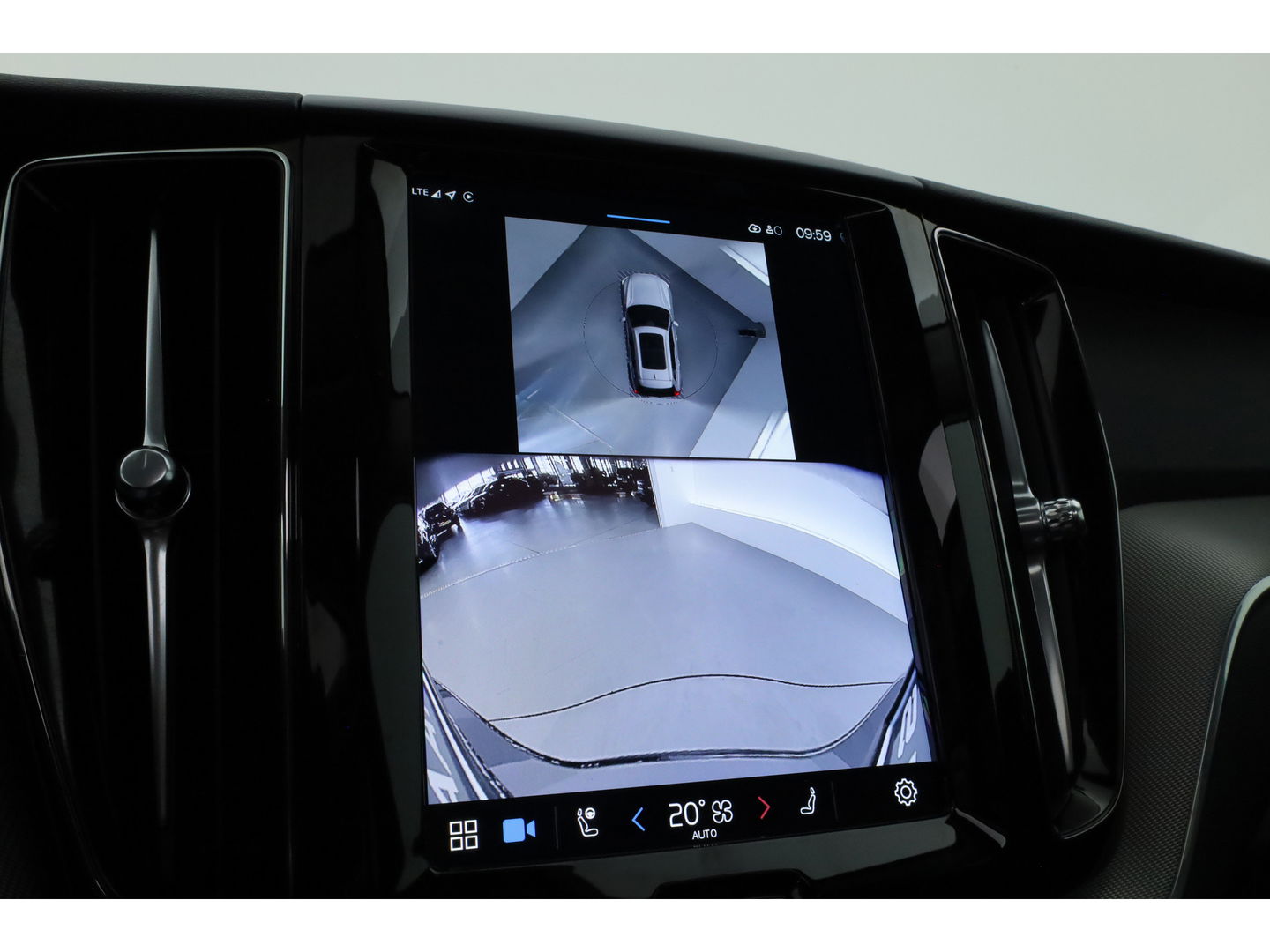 Volvo XC60 2.0 T6 Plug-in hybrid AWD Plus Dark | Pano | Pilot Assist | Head-up | 360cam | Keyless | Harman Kardon | Stoel- Stuurverw. |