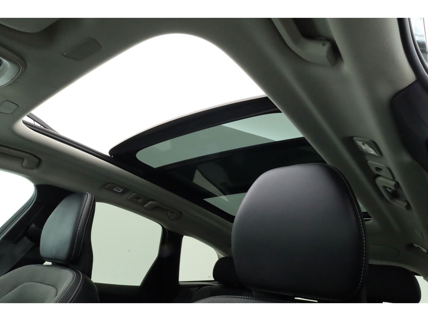 Volvo XC60 2.0 T6 Plug-in hybrid AWD Plus Dark | Pano | Pilot Assist | Head-up | 360cam | Keyless | Harman Kardon | Stoel- Stuurverw. |