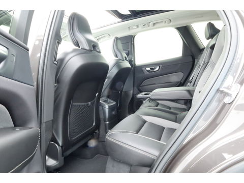 Volvo XC60 2.0 T6 Plug-in hybrid AWD Plus Dark | Pano | Pilot Assist | Head-up | 360cam | Keyless | Harman Kardon | Stoel- Stuurverw. |