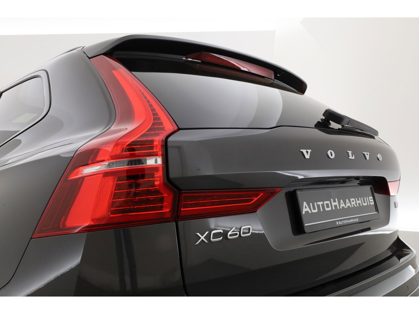 Volvo XC60 2.0 T6 Plug-in hybrid AWD Plus Dark | Pano | Pilot Assist | Head-up | 360cam | Keyless | Harman Kardon | Stoel- Stuurverw. |