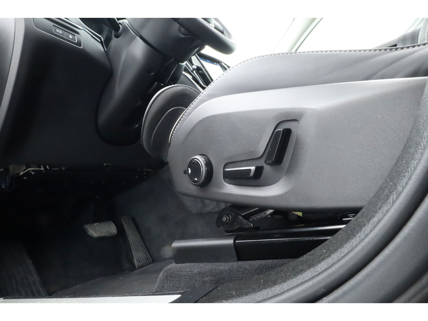 Volvo XC60 2.0 T6 Plug-in hybrid AWD Plus Dark | Pano | Pilot Assist | Head-up | 360cam | Keyless | Harman Kardon | Stoel- Stuurverw. |