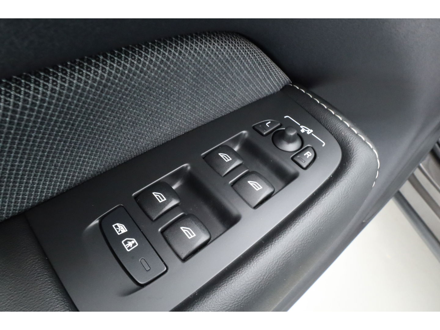 Volvo XC60 2.0 T6 Plug-in hybrid AWD Plus Dark | Pano | Pilot Assist | Head-up | 360cam | Keyless | Harman Kardon | Stoel- Stuurverw. |