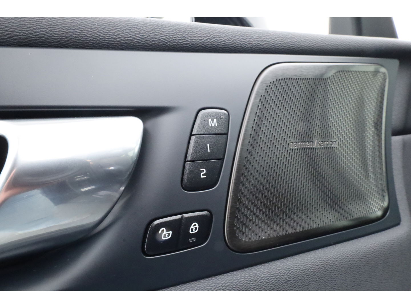 Volvo XC60 2.0 T6 Plug-in hybrid AWD Plus Dark | Pano | Pilot Assist | Head-up | 360cam | Keyless | Harman Kardon | Stoel- Stuurverw. |