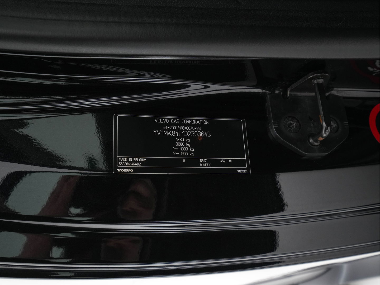 Volvo C30 1.6 D2 R-Design Luxury-Line *PANO | BI-XENON | LEATHER-FABRIC | NAVI-FULLMAP | HEATED-SPORTSEATS | ECC | CARBON-INLAY | PDC | PREMIUM-AUDIO | CRUISE | 17''ALU*