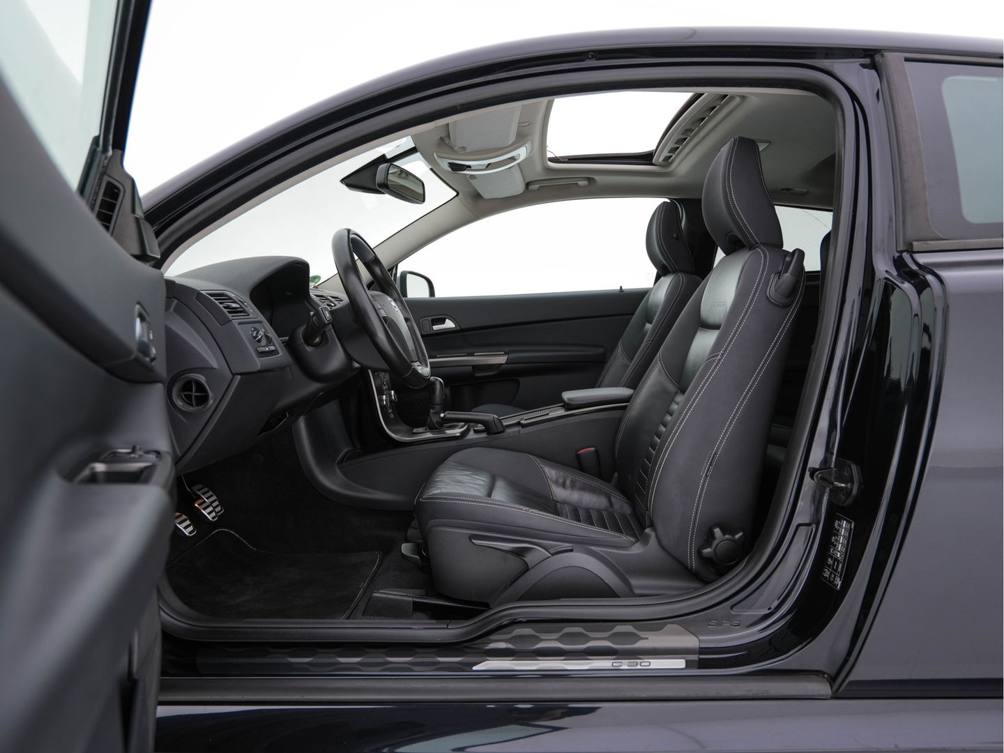 Volvo C30 1.6 D2 R-Design Luxury-Line *PANO | BI-XENON | LEATHER-FABRIC | NAVI-FULLMAP | HEATED-SPORTSEATS | ECC | CARBON-INLAY | PDC | PREMIUM-AUDIO | CRUISE | 17''ALU*