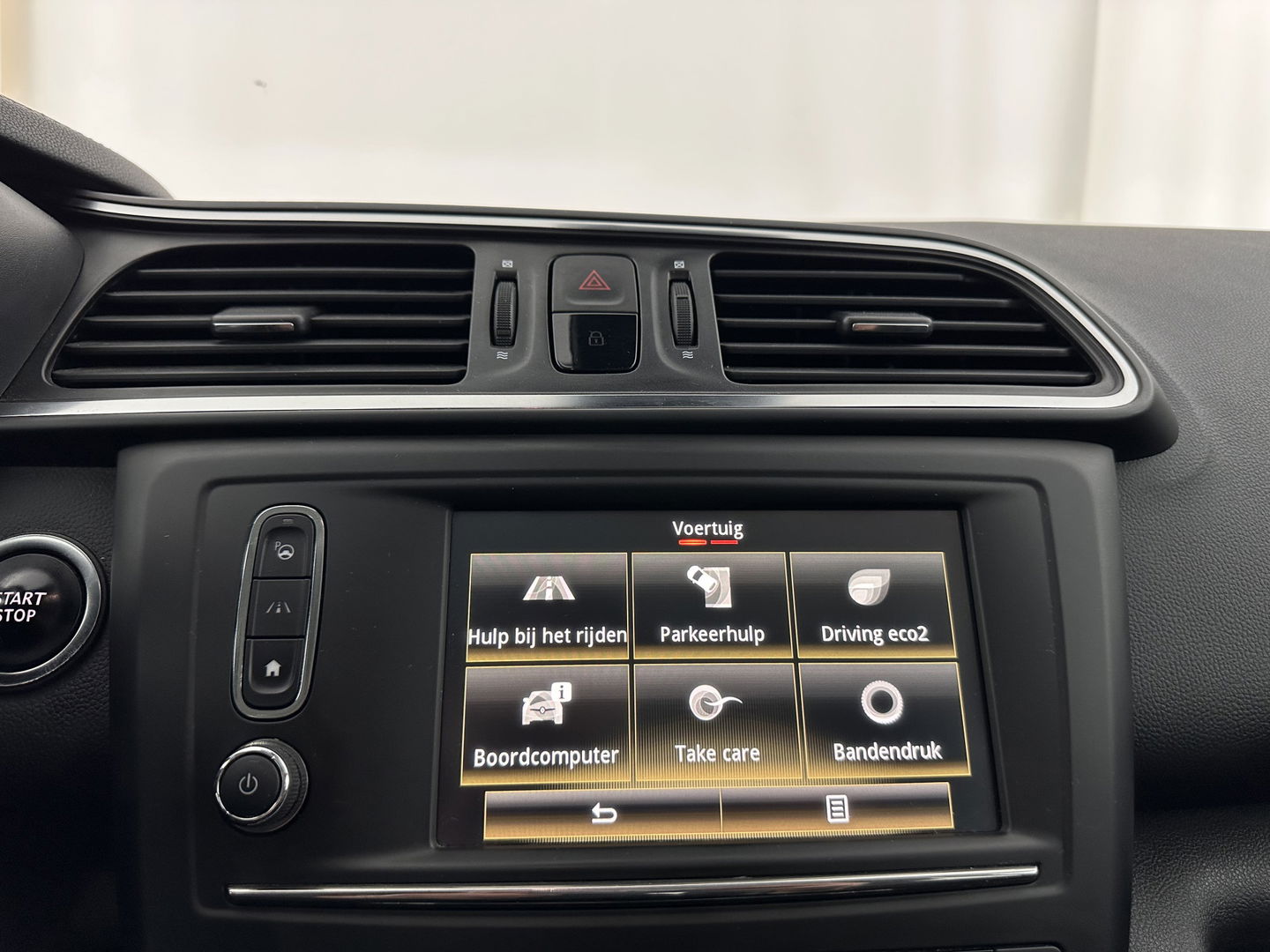 Renault Kadjar 1.5 dCi Bose Aut. *LEATHER-FABRIC | FULL-LED | BOSE-SOUND | BLINDSPOT | HEATED-COMFORTSEATS | KEYLESS | CAMERA | NAVI-FULLMAP | ECC | PDC | CRUISE | DAB | PRIVACYG-GLASS | 19''ALU | TOWBAR*