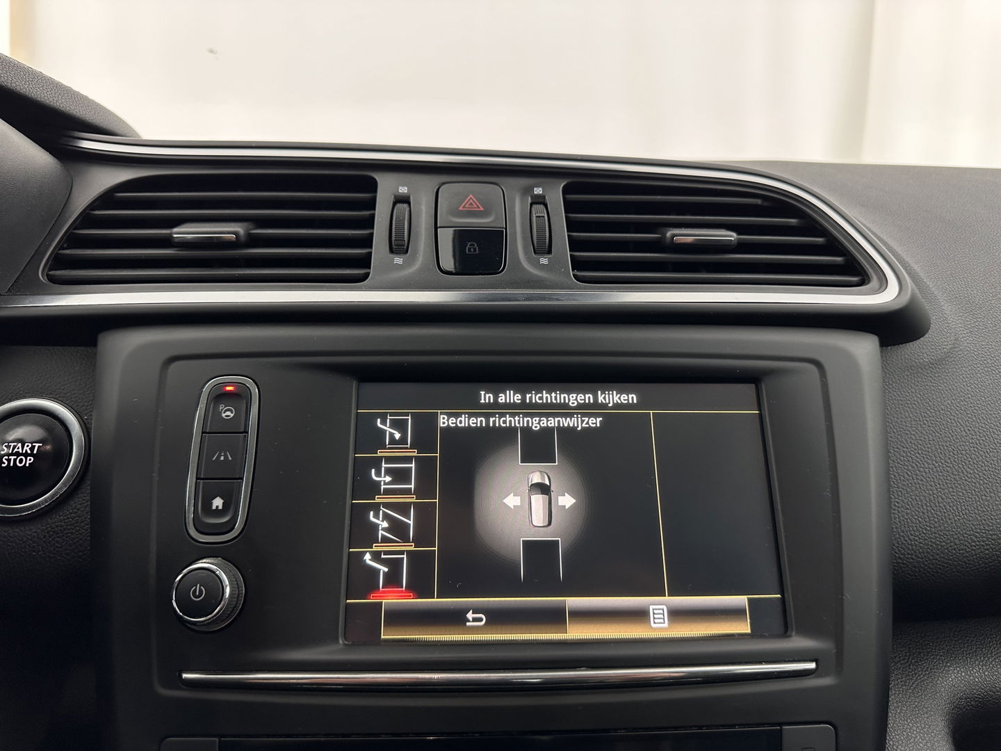 Renault Kadjar 1.5 dCi Bose Aut. *LEATHER-FABRIC | FULL-LED | BOSE-SOUND | BLINDSPOT | HEATED-COMFORTSEATS | KEYLESS | CAMERA | NAVI-FULLMAP | ECC | PDC | CRUISE | DAB | PRIVACYG-GLASS | 19''ALU | TOWBAR*