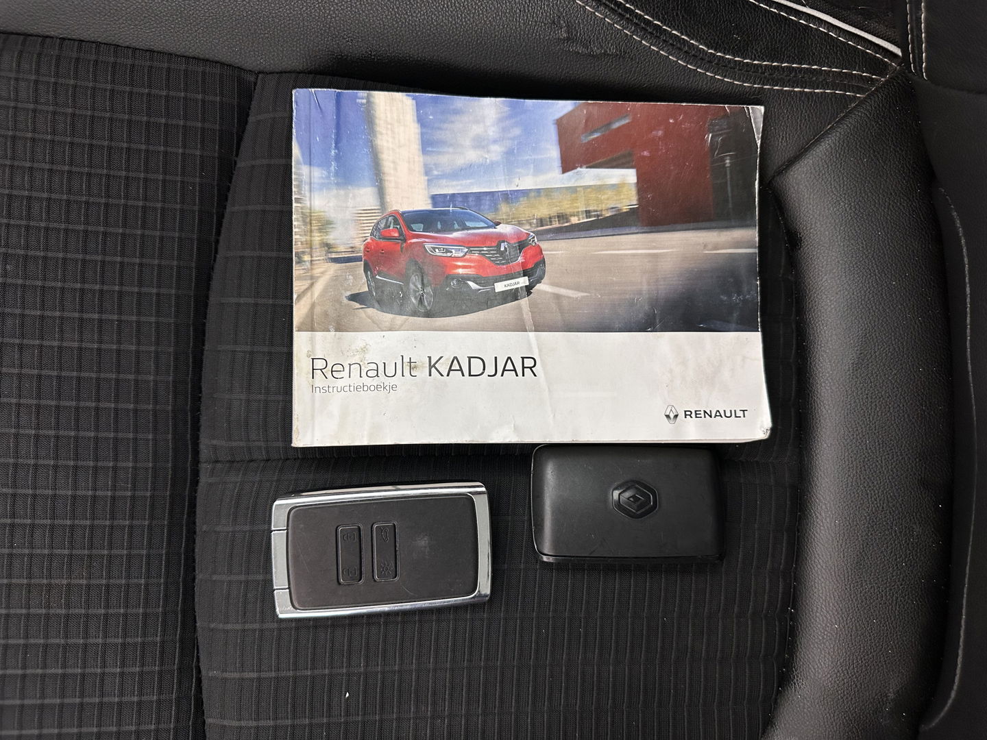 Renault Kadjar 1.5 dCi Bose Aut. *LEATHER-FABRIC | FULL-LED | BOSE-SOUND | BLINDSPOT | HEATED-COMFORTSEATS | KEYLESS | CAMERA | NAVI-FULLMAP | ECC | PDC | CRUISE | DAB | PRIVACYG-GLASS | 19''ALU | TOWBAR*