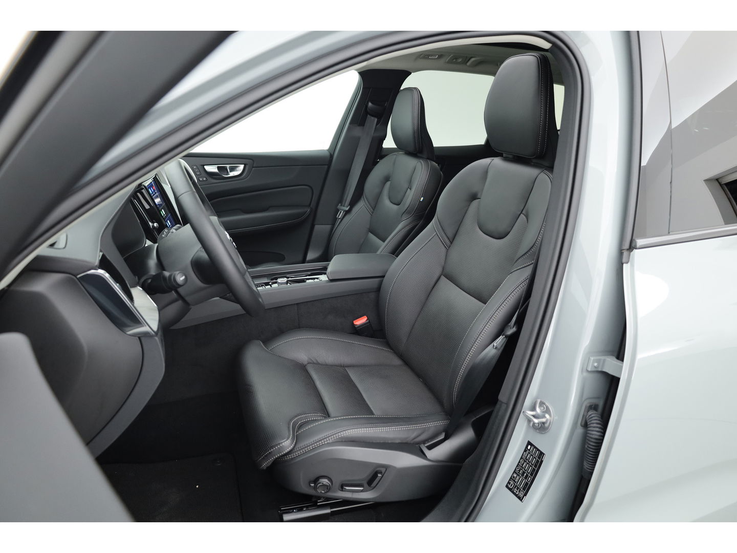 Volvo XC60 2.0 T8 Plug-in hybrid AWD Ultra Dark | Bowers & Wilkins | Massage | Trekhaak | Head-up | 360 camera |