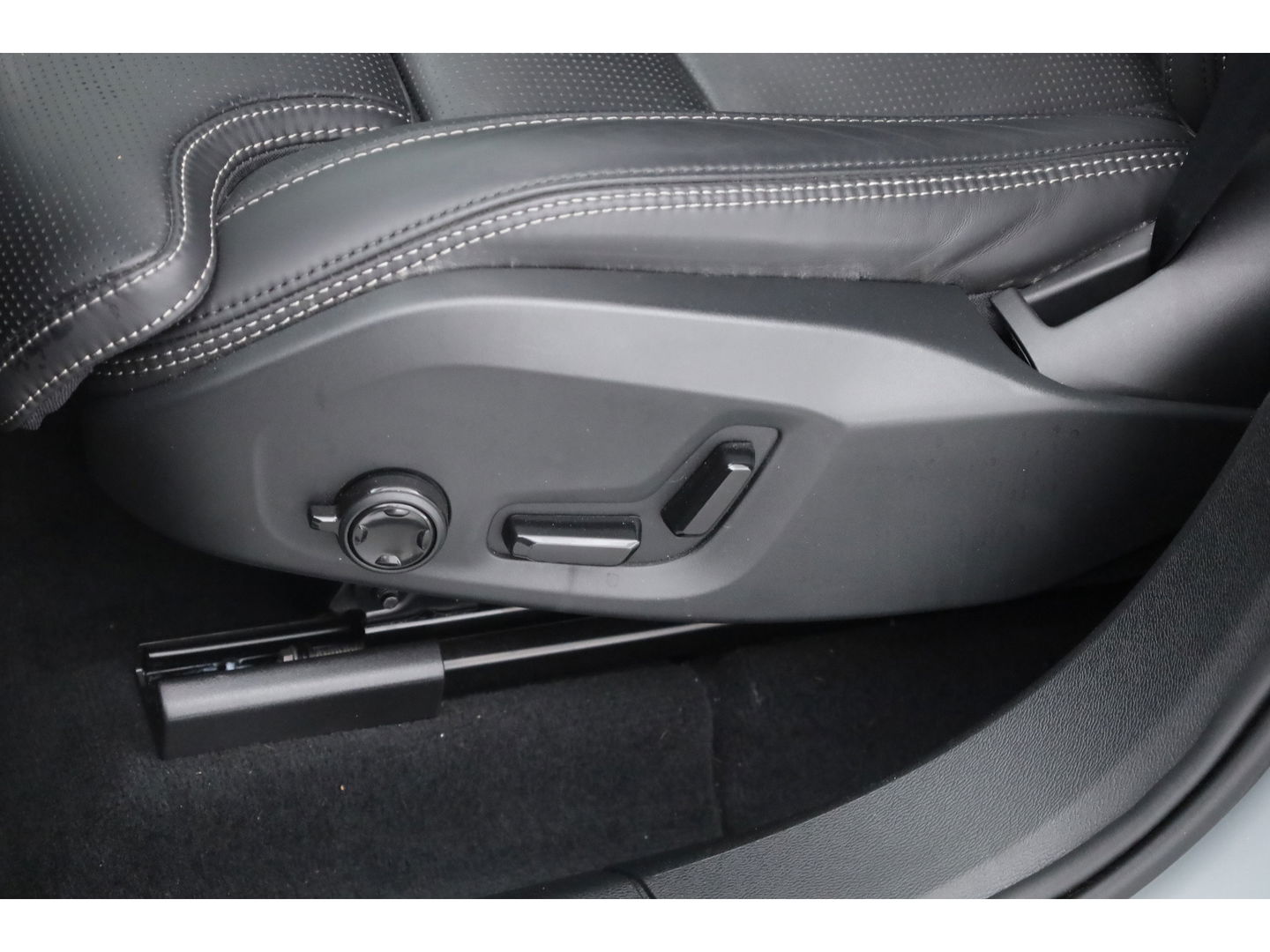 Volvo XC60 2.0 T8 Plug-in hybrid AWD Ultra Dark | Bowers & Wilkins | Massage | Trekhaak | Head-up | 360 camera |