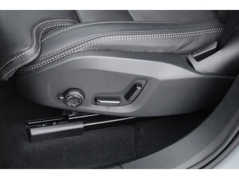Volvo XC60 2.0 T8 Plug-in hybrid AWD Ultra Dark | Bowers & Wilkins | Massage | Trekhaak | Head-up | 360 camera |