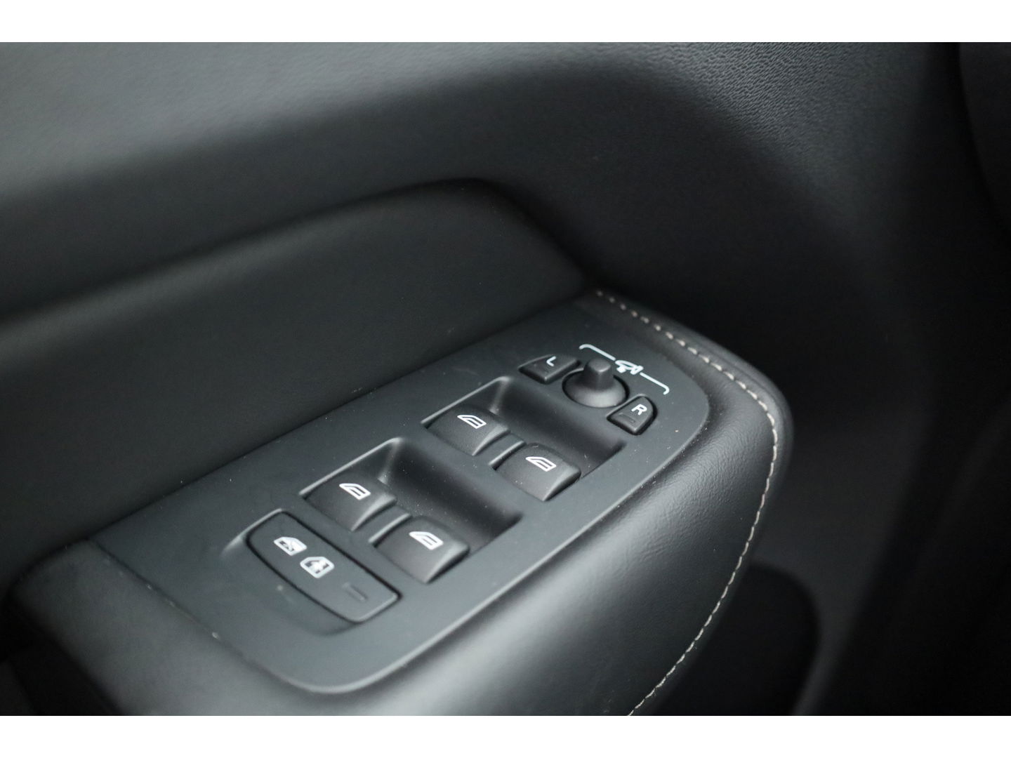 Volvo XC60 2.0 T8 Plug-in hybrid AWD Ultra Dark | Bowers & Wilkins | Massage | Trekhaak | Head-up | 360 camera |