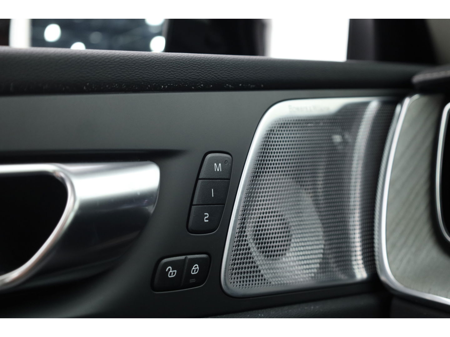 Volvo XC60 2.0 T8 Plug-in hybrid AWD Ultra Dark | Bowers & Wilkins | Massage | Trekhaak | Head-up | 360 camera |