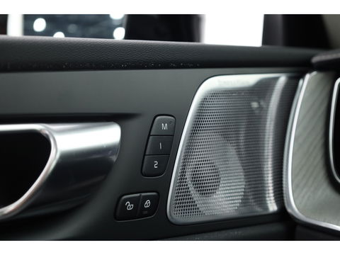 Volvo XC60 2.0 T8 Plug-in hybrid AWD Ultra Dark | Bowers & Wilkins | Massage | Trekhaak | Head-up | 360 camera |