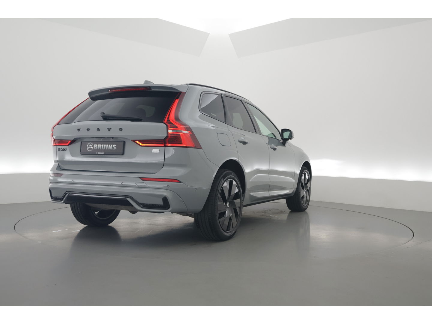 Volvo XC60 2.0 T8 Plug-in hybrid AWD Ultra Dark | Bowers & Wilkins | Massage | Trekhaak | Head-up | 360 camera |