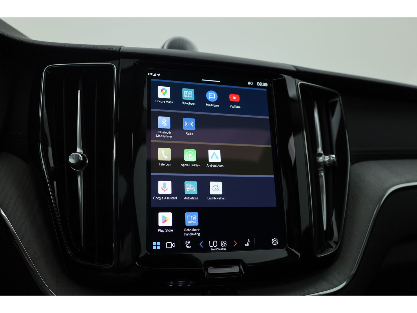 Volvo XC60 2.0 T8 Plug-in hybrid AWD Ultra Dark | Bowers & Wilkins | Massage | Trekhaak | Head-up | 360 camera |