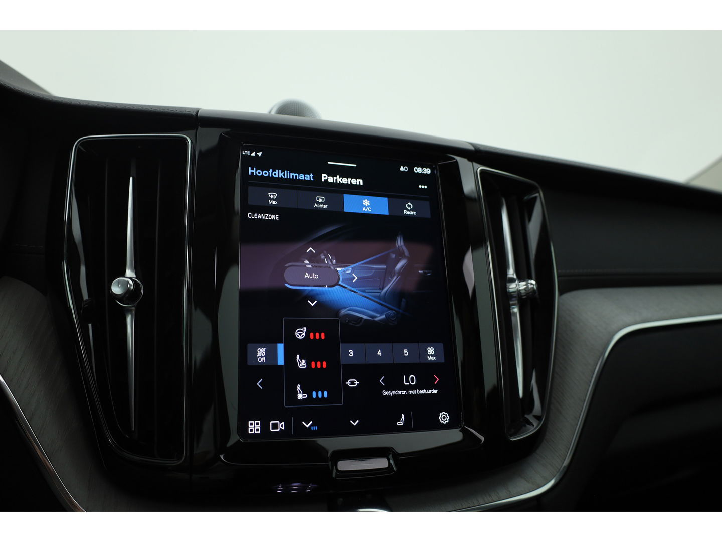 Volvo XC60 2.0 T8 Plug-in hybrid AWD Ultra Dark | Bowers & Wilkins | Massage | Trekhaak | Head-up | 360 camera |