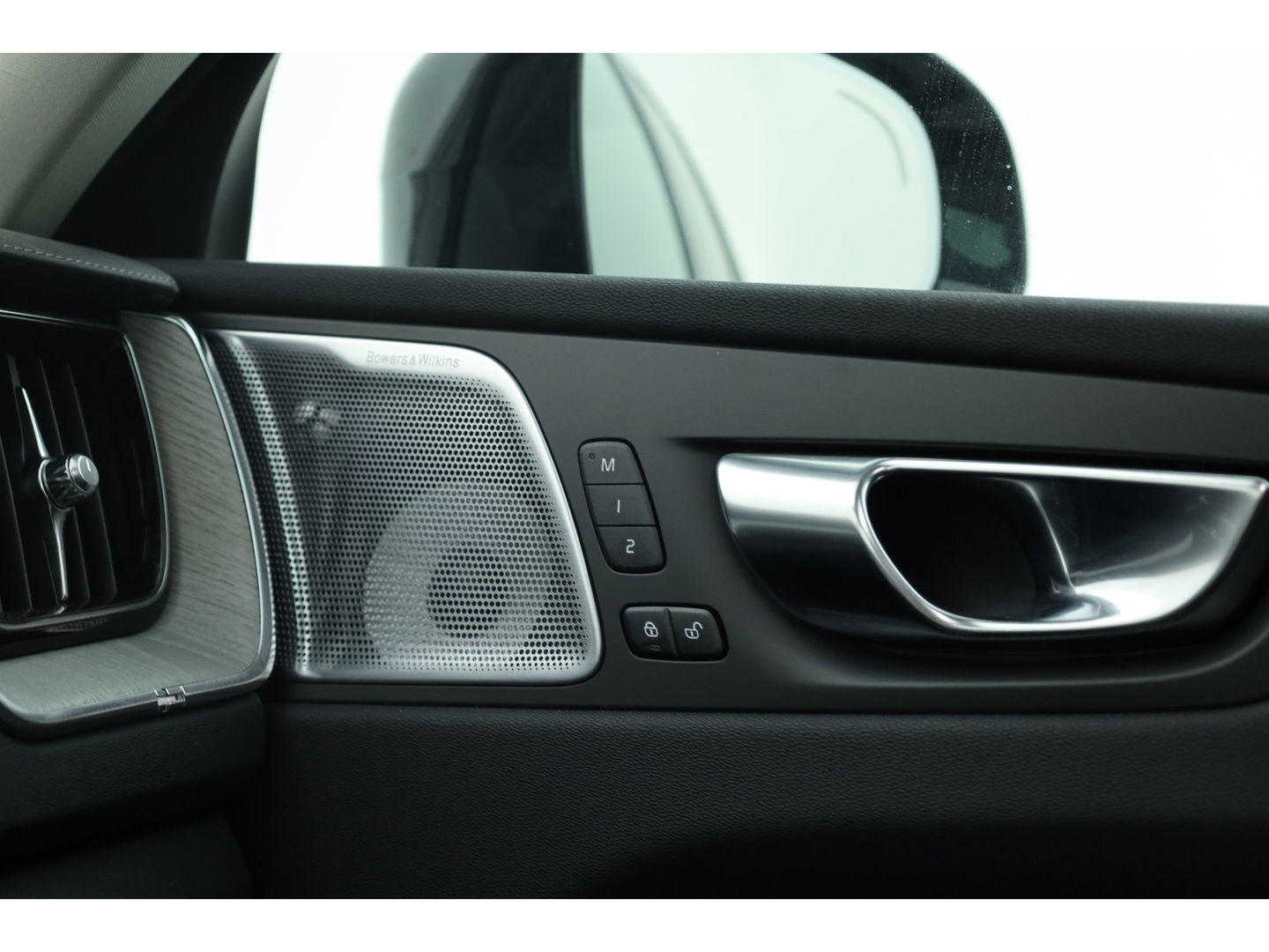 Volvo XC60 2.0 T8 Plug-in hybrid AWD Ultra Dark | Bowers & Wilkins | Massage | Trekhaak | Head-up | 360 camera |