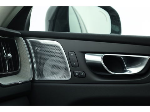 Volvo XC60 2.0 T8 Plug-in hybrid AWD Ultra Dark | Bowers & Wilkins | Massage | Trekhaak | Head-up | 360 camera |