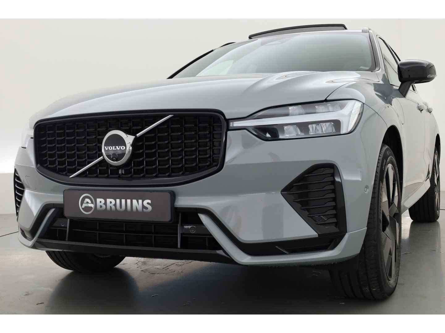 Volvo XC60 2.0 T8 Plug-in hybrid AWD Ultra Dark | Bowers & Wilkins | Massage | Trekhaak | Head-up | 360 camera |