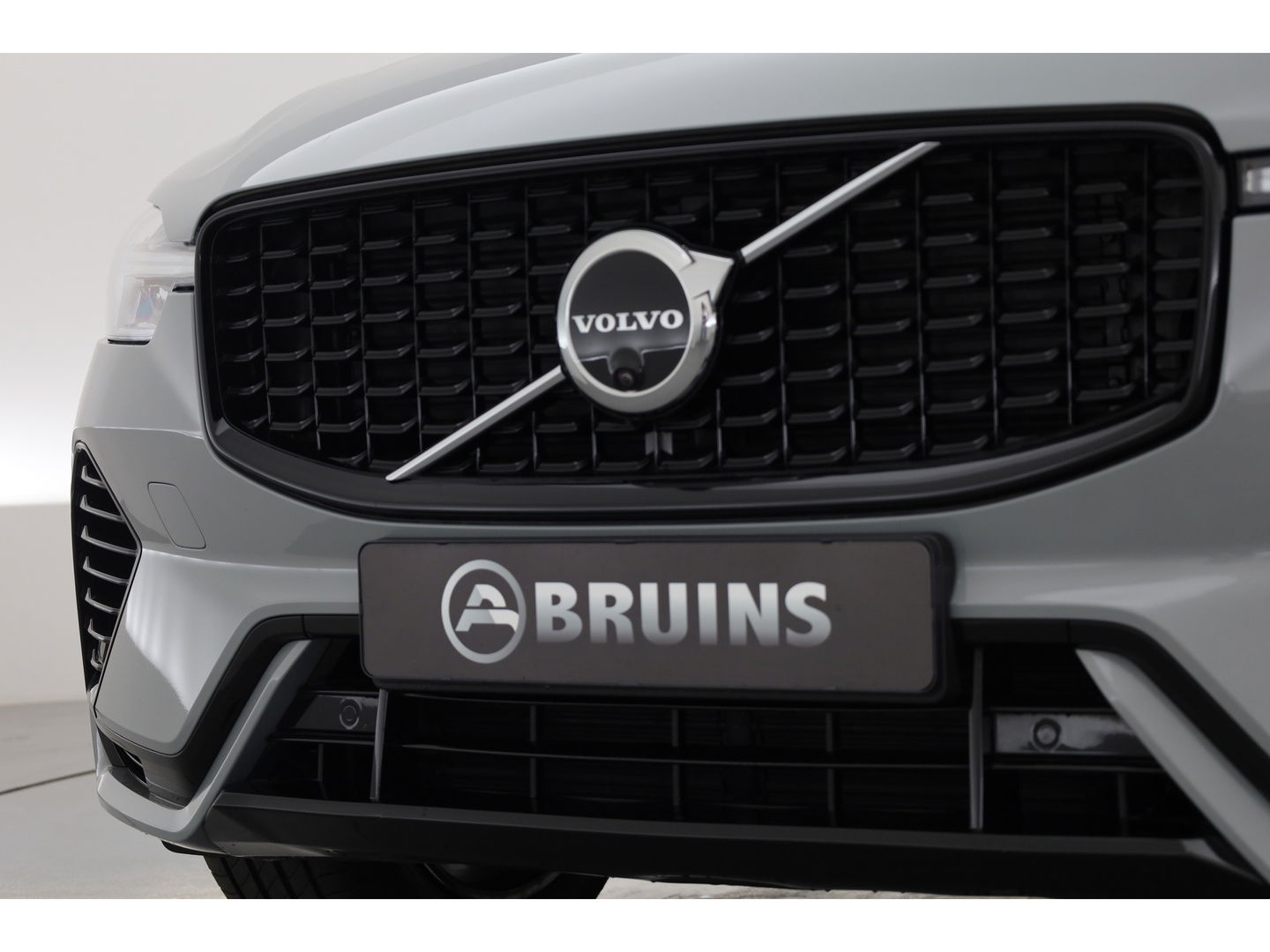 Volvo XC60 2.0 T8 Plug-in hybrid AWD Ultra Dark | Bowers & Wilkins | Massage | Trekhaak | Head-up | 360 camera |