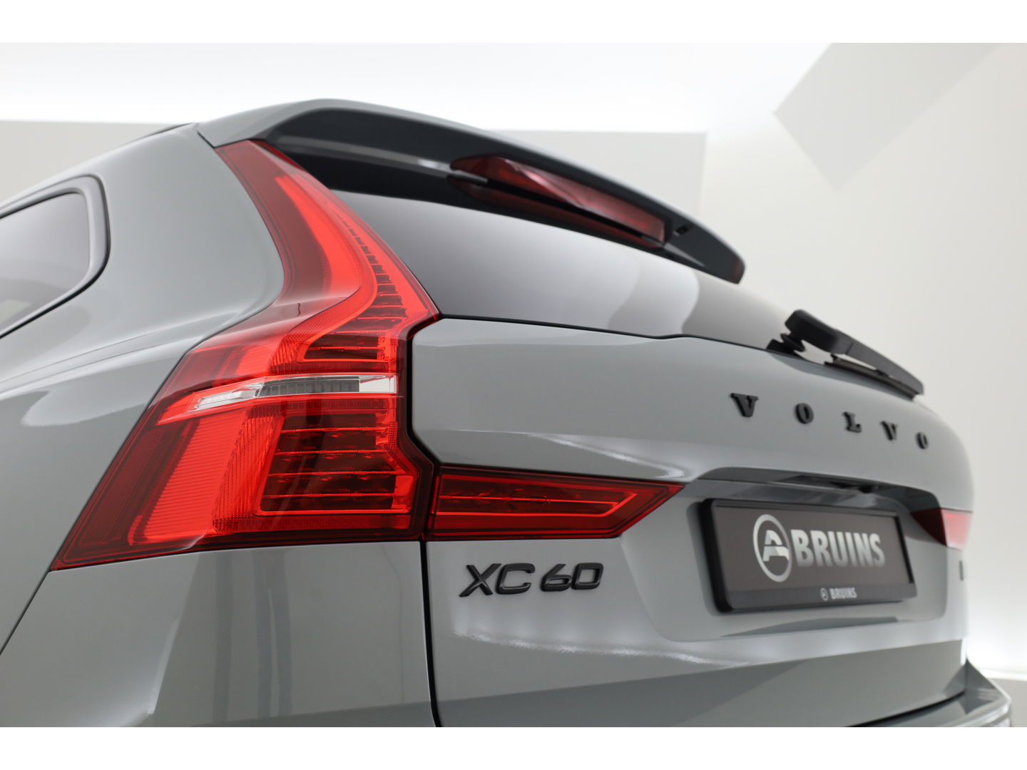 Volvo XC60 2.0 T8 Plug-in hybrid AWD Ultra Dark | Bowers & Wilkins | Massage | Trekhaak | Head-up | 360 camera |