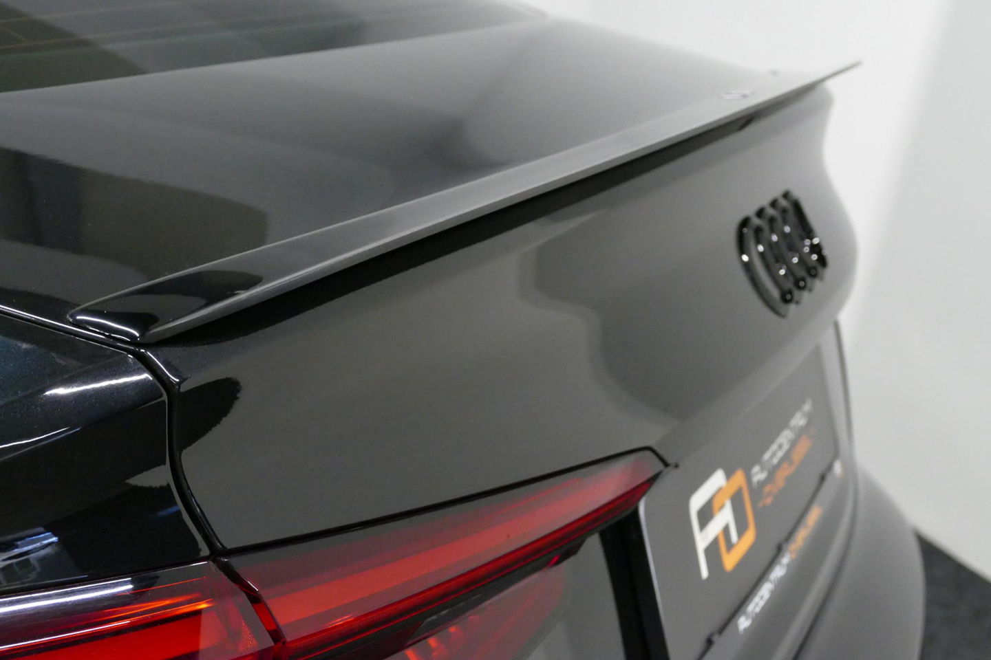 Audi A5 Sportback 2.0 TFSI MHEV Sport S-line Edition / RS5 Look diffuser / Maxton Design Bodykit V.2 / LED koplampen / 20'' LMV / Navigatie / Climatronic / Cruise Control / PDC achter / Audi Drive Select / Black Optic pakket