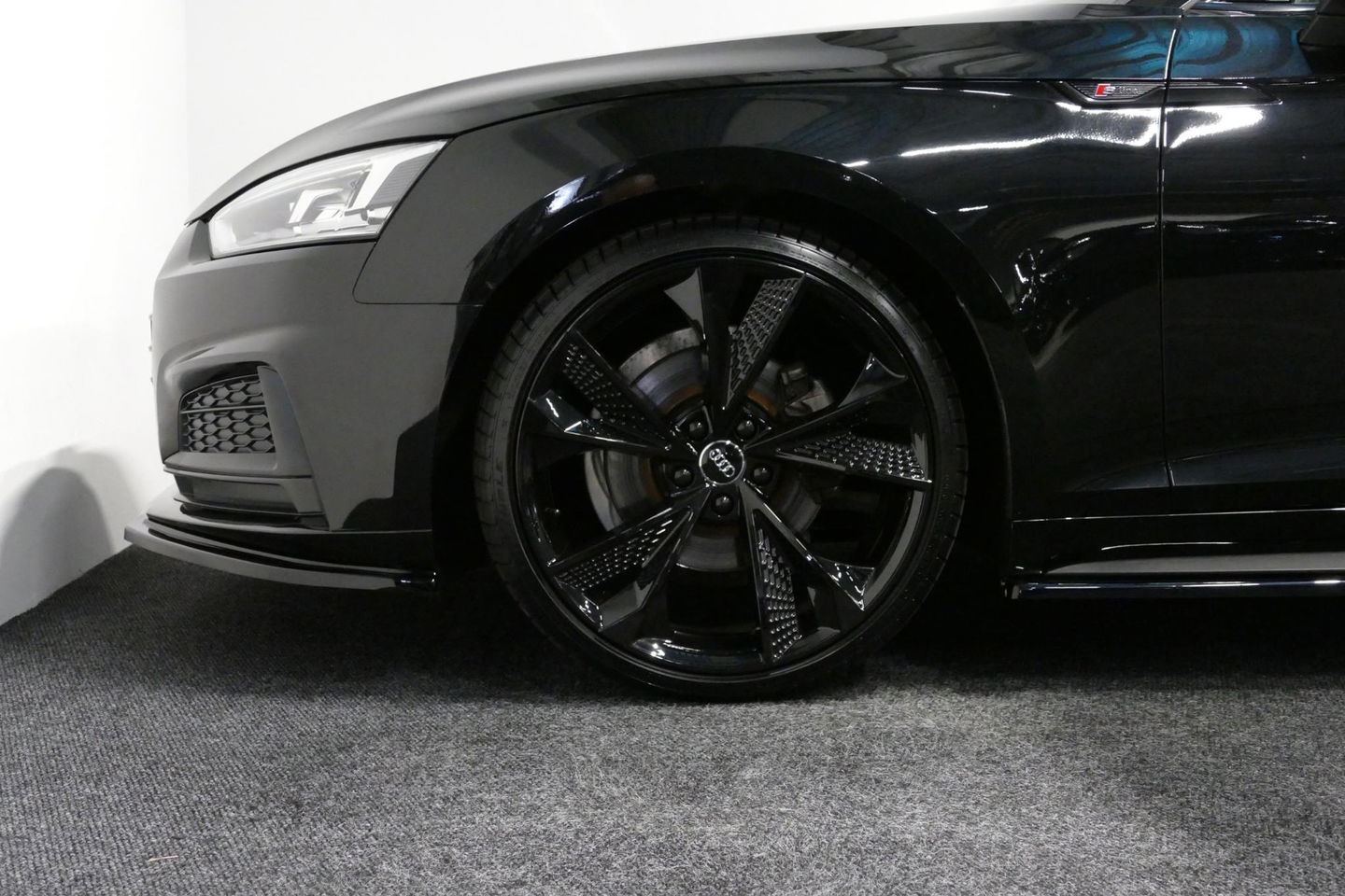 Audi A5 Sportback 2.0 TFSI MHEV Sport S-line Edition / RS5 Look diffuser / Maxton Design Bodykit V.2 / LED koplampen / 20'' LMV / Navigatie / Climatronic / Cruise Control / PDC achter / Audi Drive Select / Black Optic pakket