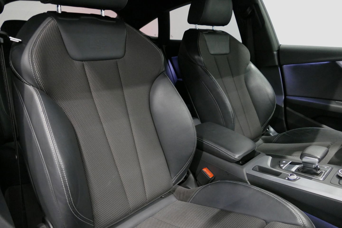 Audi A5 Sportback 2.0 TFSI MHEV Sport S-line Edition / RS5 Look diffuser / Maxton Design Bodykit V.2 / LED koplampen / 20'' LMV / Navigatie / Climatronic / Cruise Control / PDC achter / Audi Drive Select / Black Optic pakket