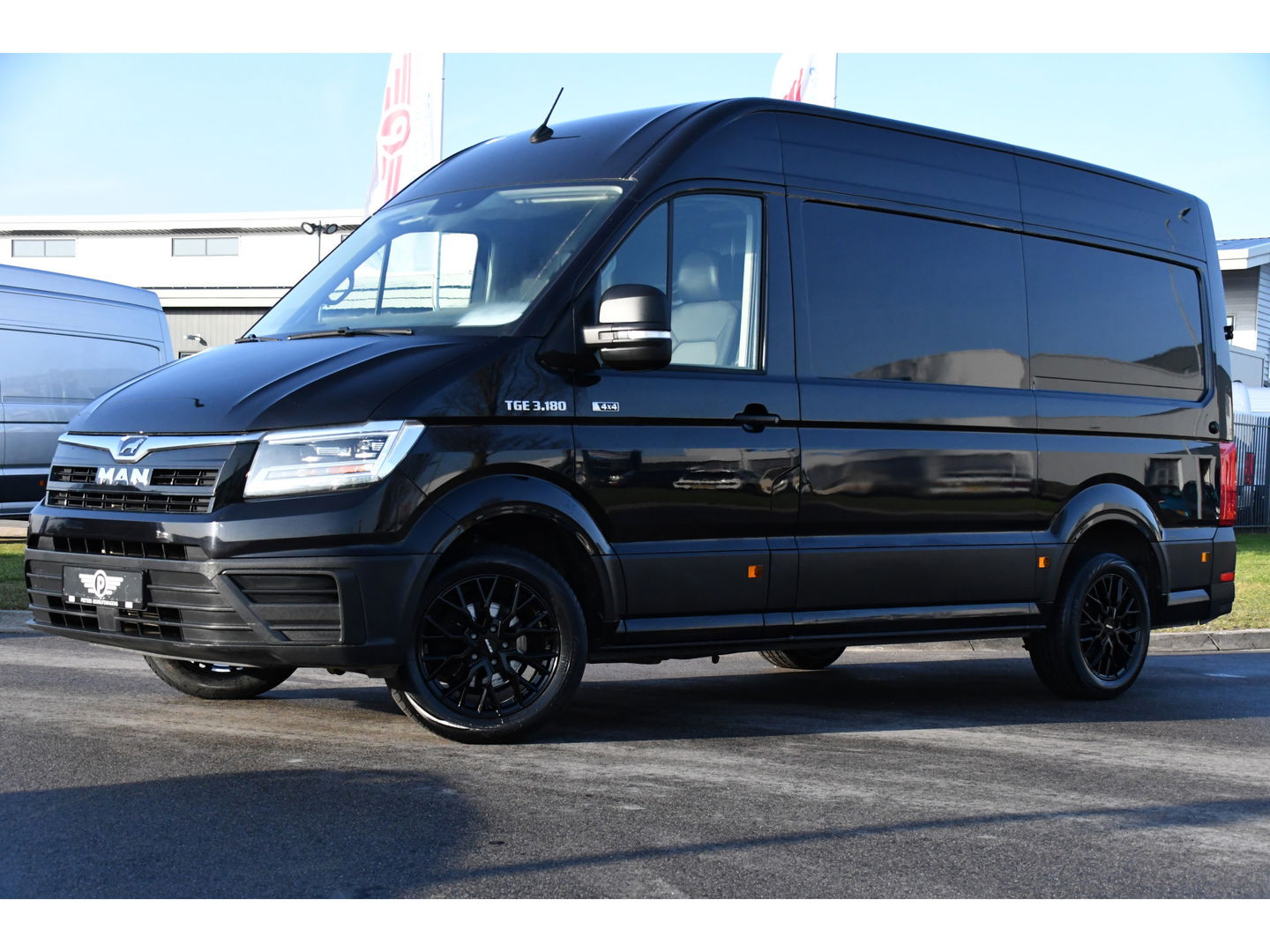 MAN TGE 3.180 35 2.0 L3H3 4x4 Black Edition Cruise, Camera, Carplay, LED, Stoelverwarming, Leder, Trekhaak, Multimedia, Stuurverwarming, Uniek!