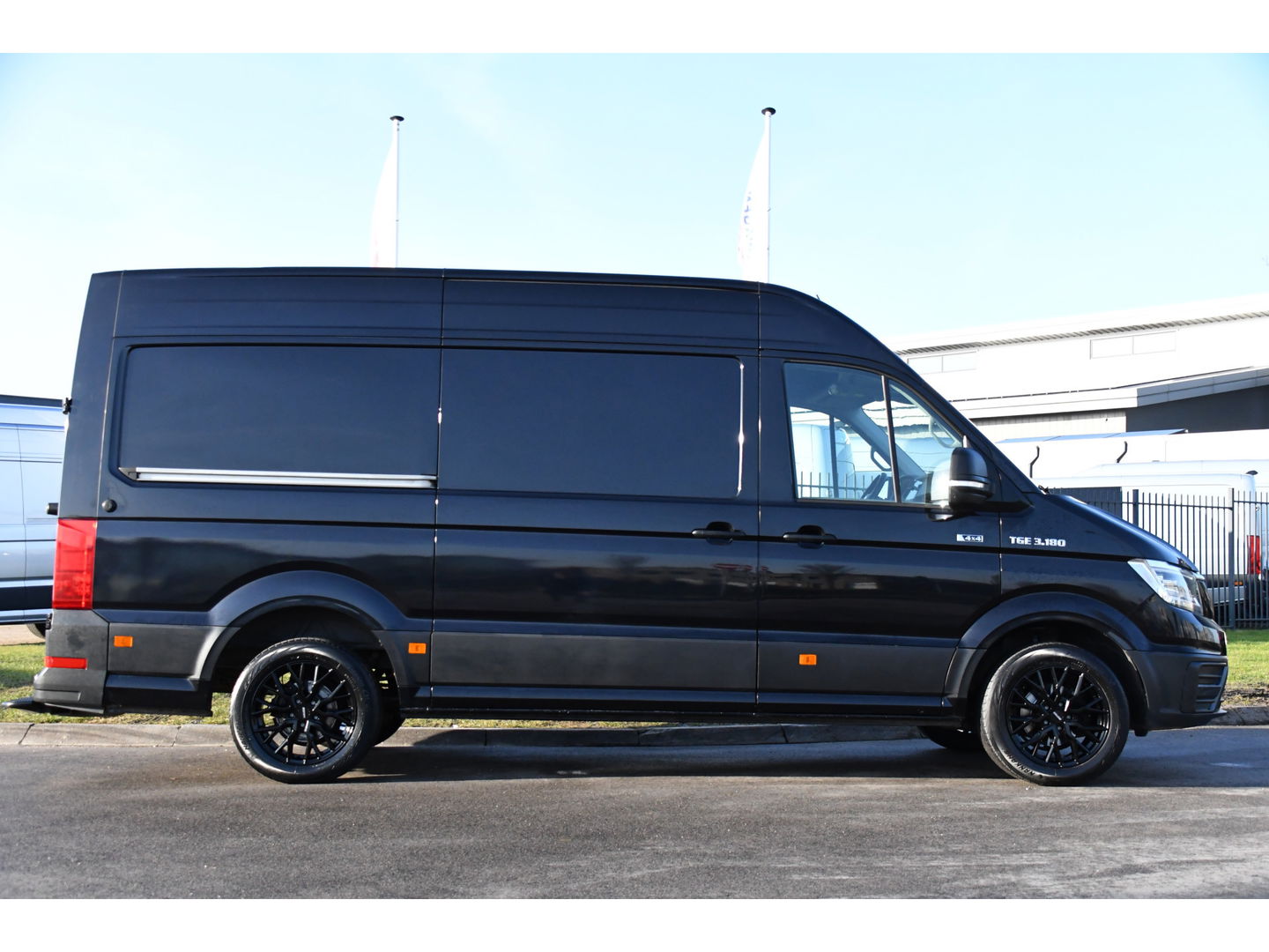 MAN TGE 3.180 35 2.0 L3H3 4x4 Black Edition Cruise, Camera, Carplay, LED, Stoelverwarming, Leder, Trekhaak, Multimedia, Stuurverwarming, Uniek!