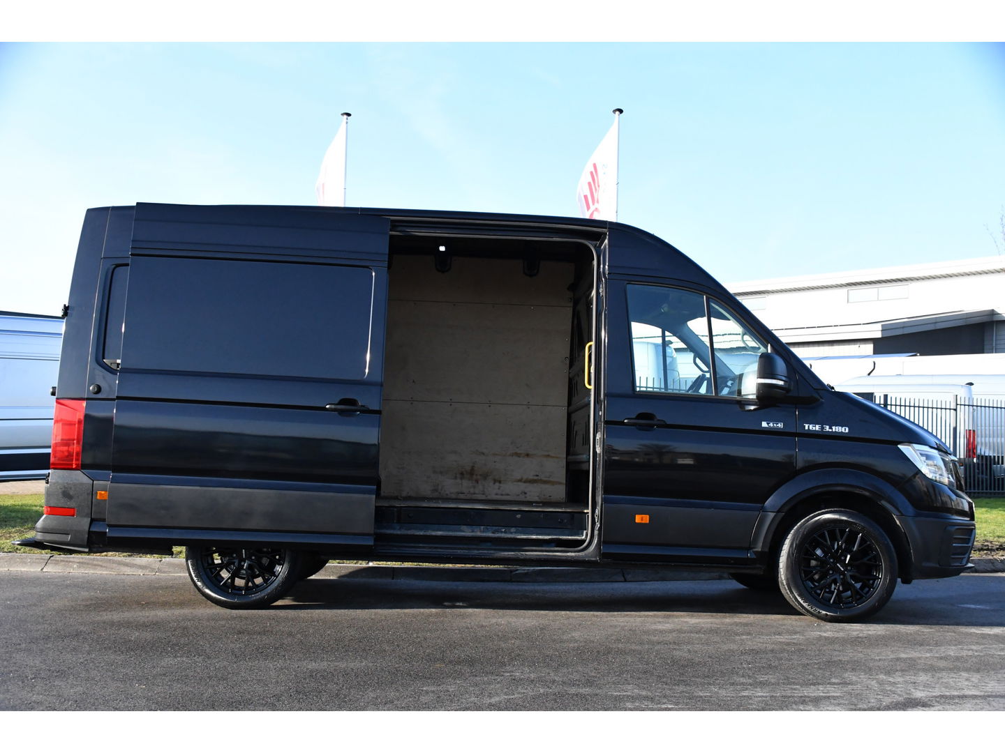 MAN TGE 3.180 35 2.0 L3H3 4x4 Black Edition Cruise, Camera, Carplay, LED, Stoelverwarming, Leder, Trekhaak, Multimedia, Stuurverwarming, Uniek!