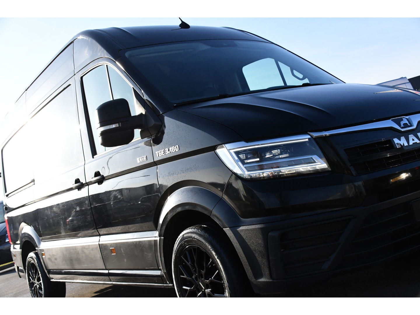 MAN TGE 3.180 35 2.0 L3H3 4x4 Black Edition Cruise, Camera, Carplay, LED, Stoelverwarming, Leder, Trekhaak, Multimedia, Stuurverwarming, Uniek!