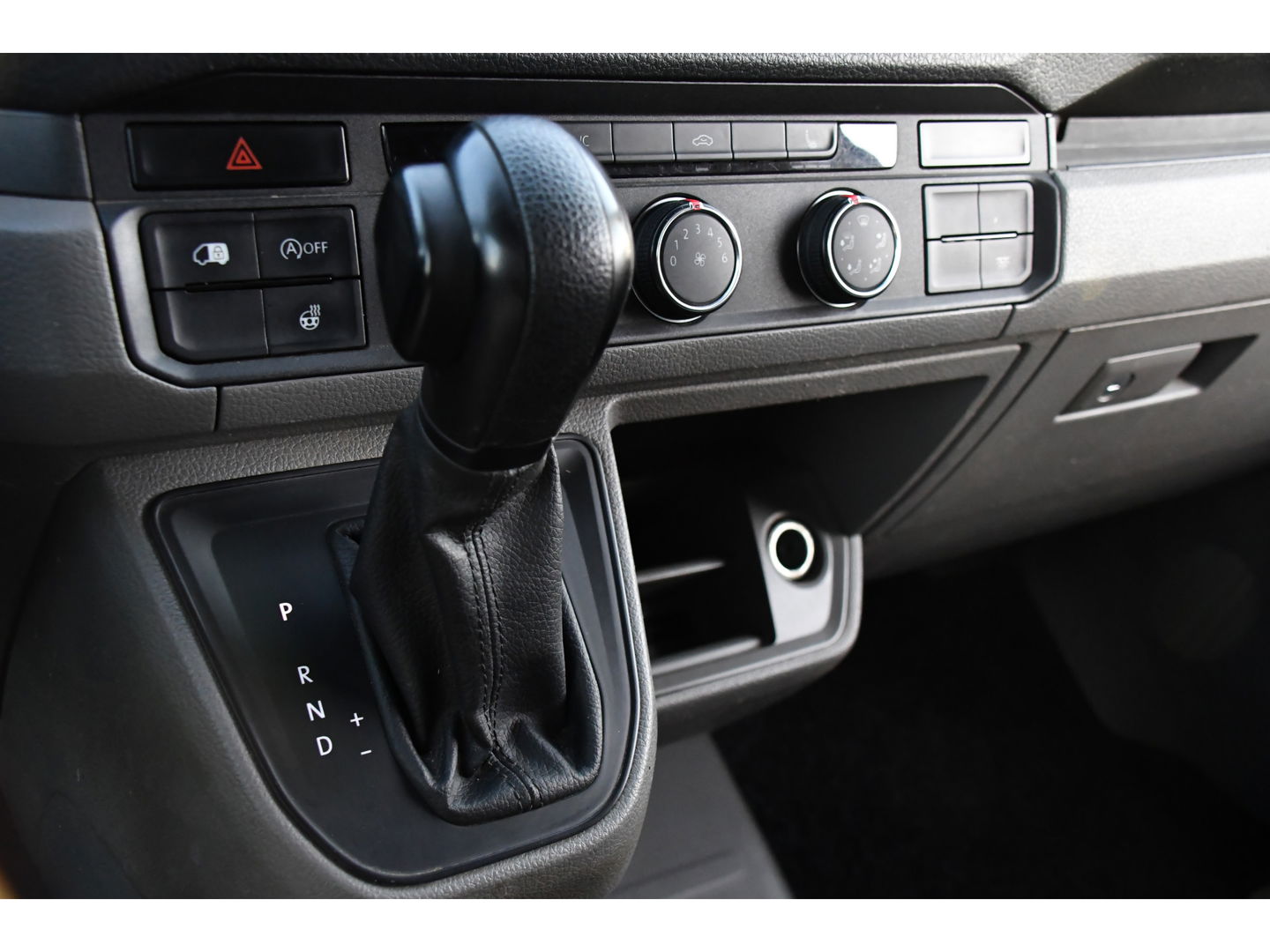 MAN TGE 3.180 35 2.0 L3H3 4x4 Black Edition Cruise, Camera, Carplay, LED, Stoelverwarming, Leder, Trekhaak, Multimedia, Stuurverwarming, Uniek!